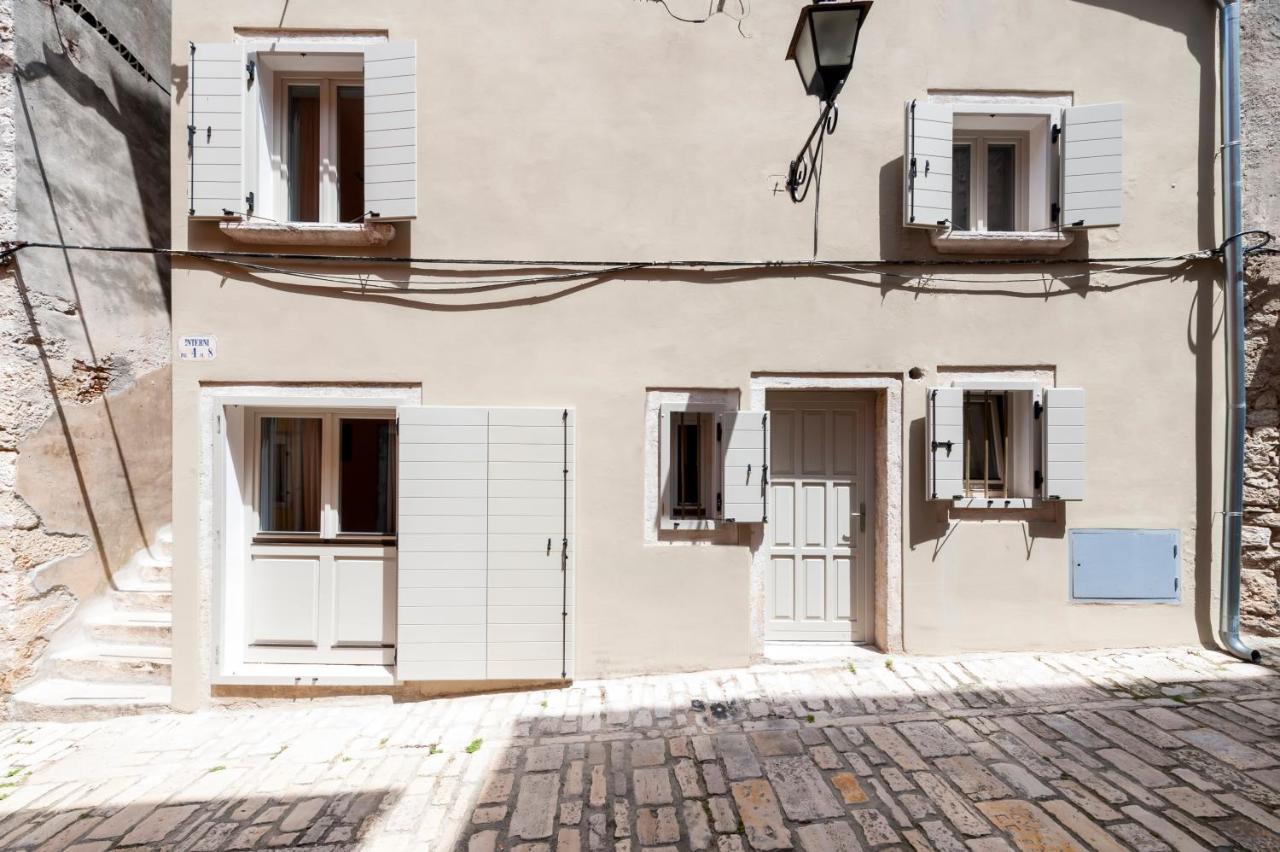 Calnova Suites Rovigno Esterno foto